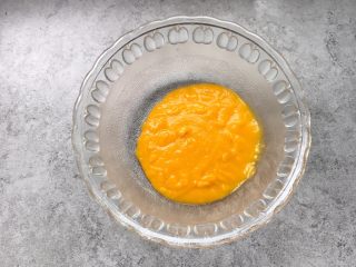 4、南瓜开口小麻薯,南瓜蒸熟会有南瓜水不要倒掉,一起放进料理机打成糊状