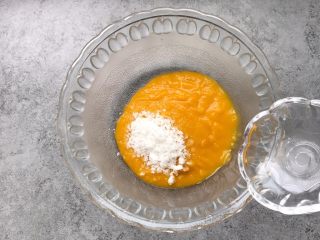 5、南瓜开口小麻薯,加入30g白糖