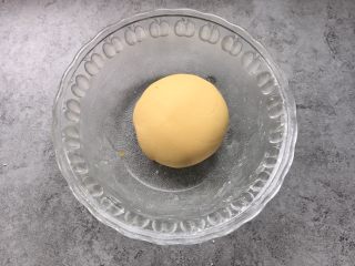 7、南瓜开口小麻薯,加大约25g温水揉成软硬适中的光滑面团(温水的量根据糯米粉的吸水量决定,最后揉成软硬适中光滑面团即可)