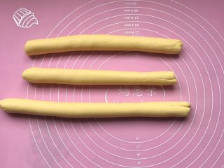 8、南瓜开口小麻薯,把面团分成粗细一样的圆条状