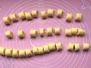 9、南瓜开口小麻薯,大致切均等的小块