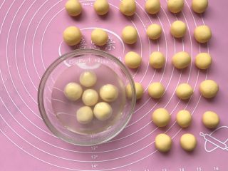 11、南瓜开口小麻薯,把南瓜球放水里滚一圈(利于粘芝麻哦)