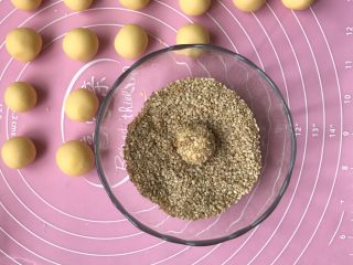 12、南瓜开口小麻薯,然后放芝麻里滚一圈,尽量滚均匀