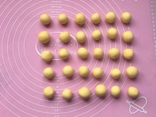 10、南瓜开口小麻薯,揉成光滑小面团(大小根据自己喜好决定)