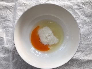 2、列日松饼,低筋面粉与酵母混合均匀。黄油融化冷却,鸡蛋打散,加入细砂糖和盐搅拌均匀,再加入蜂蜜和澳优能力多配方奶,搅拌均匀。