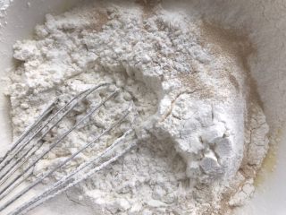 3、列日松饼,筛入低筋面粉,翻拌均匀