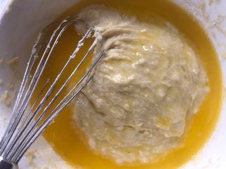 4、列日松饼,加入融化的黄油。