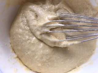 5、列日松饼,用刮刀搅拌成光滑的面糊