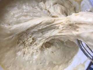 6、列日松饼,盖上保鲜膜发酵至表面有气泡产生,就算发酵完成