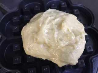 7、列日松饼,两手粘水或粘油,捏出一个小面糊用手心揉圆,将面糊放入华夫模具中