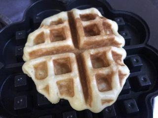 8、列日松饼,由于面糊油量比较大,模具刷不刷油也是可以的,面糊倒入,合上模具,置燃气灶上小火慢烤,至上色均匀。