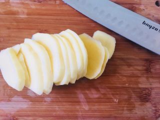 2、多彩土豆泥沙拉,土豆切薄片，蒸锅蒸至软烂