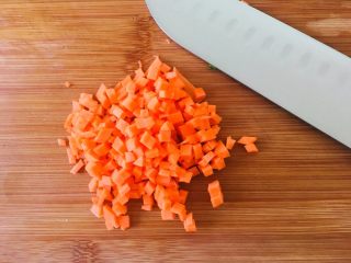 3、多彩土豆泥沙拉,胡萝卜切丁