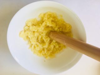 8、多彩土豆泥沙拉,土豆片碾成泥