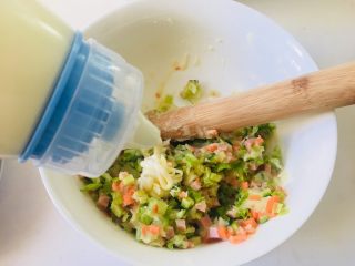 11、多彩土豆泥沙拉,倒入沙拉酱，三——四勺