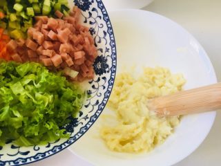 9、多彩土豆泥沙拉,倒入备好的料