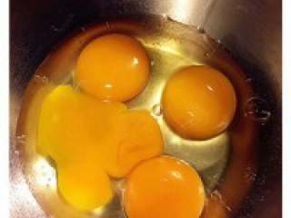 1、圣诞巧克力劈柴蛋糕,1. 打发全蛋 2个蛋黄液：2个全蛋 2 个蛋黄打入容器里。