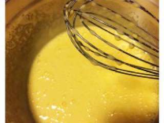 2、圣诞巧克力劈柴蛋糕,将80g细砂糖分4次加入蛋液打 匀，每次将糖打融化再加下次的。 蛋液打至颜色变浅，体积变大略呈 膏状。