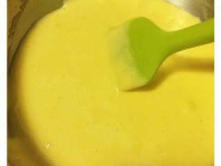 3、圣诞巧克力劈柴蛋糕,筛入55g低筋面粉，翻拌至无颗 粒。