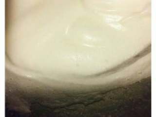 4、圣诞巧克力劈柴蛋糕,打发蛋白：蛋白用打蛋器打成粗 泡，20g砂糖分两次加入，蛋白打成 湿性发泡（通过打蛋头可以感觉到 蛋白较有阻力，提起打蛋头蛋白泡沫可缓慢滑 下）。