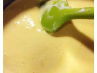 5、圣诞巧克力劈柴蛋糕,蛋白加入蛋黄面糊中，用硅胶铲 翻拌均匀，面糊顺滑而有光泽。