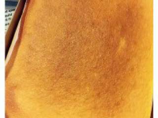 6、圣诞巧克力劈柴蛋糕, 设置烤箱上下火温度210度，预热 15分钟，烤盘铺烘焙油纸，倒入蛋 糕面糊，用硅胶铲以面糊中心向四 角滑动，修整好面糊，轻轻震动几下烤盘，震出 面糊中的大气泡，送入烤箱中层烤12分钟。