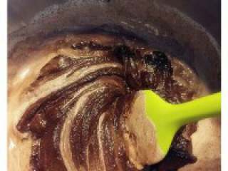 8、圣诞巧克力劈柴蛋糕, 制作奶油巧克力酱：340g黑巧克 力隔热水加热成半融化状态，280g 鲜奶油加热到沸腾倒入巧克力中， 用硅胶铲趁热慢慢地搅成巧克力酱。