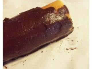 11、圣诞巧克力劈柴蛋糕,在蛋糕卷上涂一层较厚的巧克力 酱。