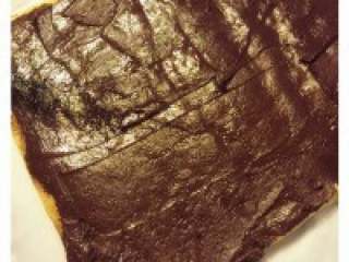 9、圣诞巧克力劈柴蛋糕, 打开刚才卷起的蛋糕卷，在蛋糕 坯上涂一层巧克力。