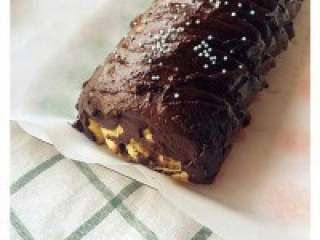 12、圣诞巧克力劈柴蛋糕,涂匀后做出树干表皮的粗糙感， 做装饰，冷藏定型。