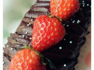 13、圣诞巧克力劈柴蛋糕,好了把草莓放上去就大功告成了。