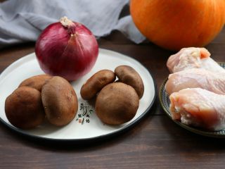 1、南瓜香菇鸡腿焖饭,主要食材合影。