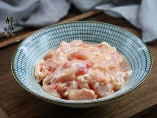 2、南瓜香菇鸡腿焖饭,鸡琵琶腿剔骨切成大块，用黄酒、盐、淀粉、香油抓匀，然后腌制上十来分钟。