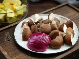 3、南瓜香菇鸡腿焖饭,南瓜去皮去籽切成大块，葱头改刀切小块，香菇去蒂切大块待用。香菇不要切的过小，经过高温烹饪它会缩小。