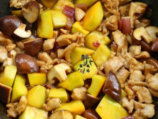 6、南瓜香菇鸡腿焖饭,再依次放入香菇和南瓜，继续翻炒三五分钟，然后调入酱油和盐，炒匀即可关火。