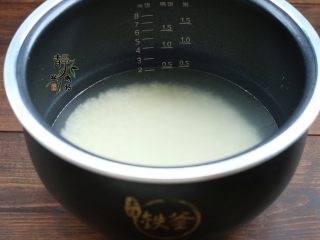7、南瓜香菇鸡腿焖饭,把米洗净，放进电饭煲，水量要比平时咱们焖白米饭饭时少一些，因为南瓜会出水。