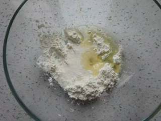 6、菠萝酥粒蛋糕,趁面团发酵的时候做酥粒。10克植物油，30克低筋面粉，10克砂糖混合。