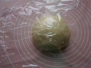 10、菠萝酥粒蛋糕,然后将面团收圆，盖上保鲜膜静置10分钟。