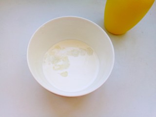 1、芝士蛋糕,首先做酸奶油：淡奶油里加入柠檬汁。