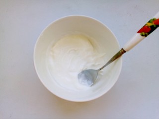 2、芝士蛋糕,混合均匀后静置十几分钟，变成半固体状即为酸奶油。