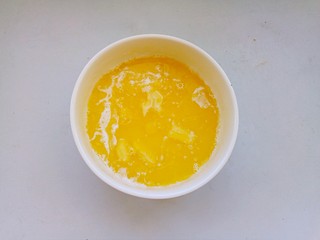 3、芝士蛋糕,牛奶用微波炉加热1分钟，加入10克糖和黄油，搅拌至黄油融化。