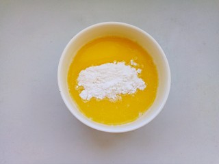 4、芝士蛋糕,加入玉米淀粉，搅拌均匀后，用微波炉加热30秒。