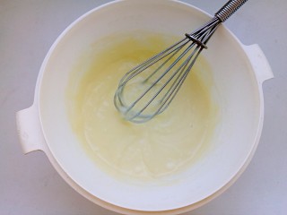 5、芝士蛋糕,取出持续搅拌，液体已经变浓稠。