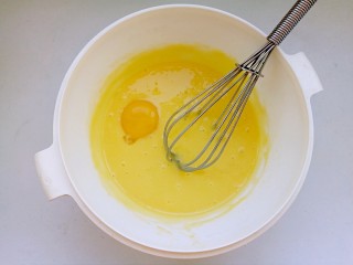 6、芝士蛋糕,分次加入蛋黄，搅拌均匀。