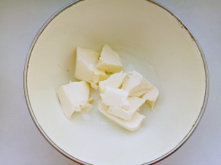 7、芝士蛋糕,奶油奶酪切块，室温软化。
