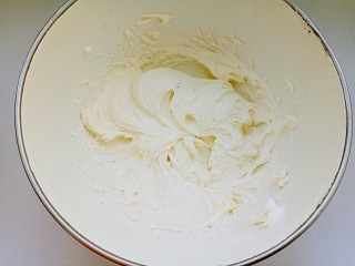 8、芝士蛋糕,用打蛋器打发。