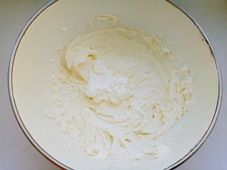 9、芝士蛋糕,加入酸奶油。