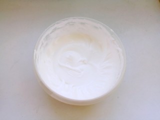 12、芝士蛋糕,蛋白里加入糖，打至拉起后弯钩。