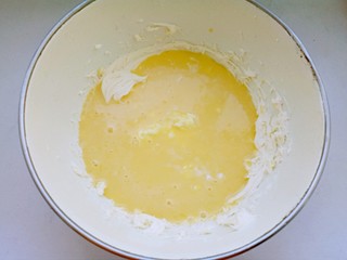 10、芝士蛋糕,加入蛋黄糊。