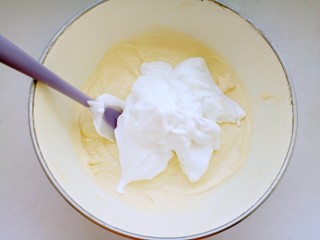 13、芝士蛋糕,将蛋白加入奶酪糊中。